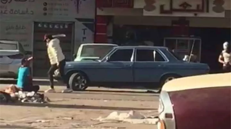 شاب يشرع في قتل آخر بـ