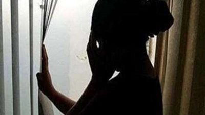 فتاة تتفاجأ بطردها من منزل أسرتها بعد 30 عام.. والسبب 
