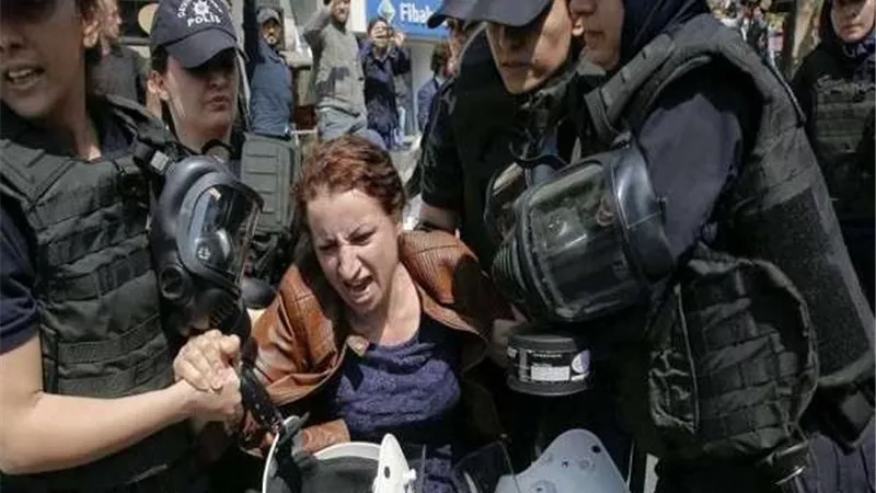 في اليوم العالمي للمرأة.. محامية تكشف اضطهاد أردوغان للنساء