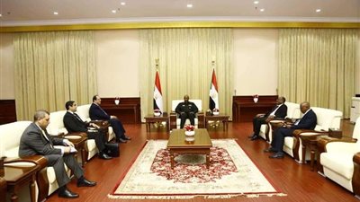 عباس كامل ينقل للبرهان تحيات السيسي وتضامن مصر مع السودان لمواجهة الإرهاب