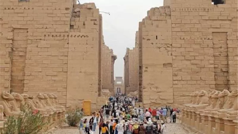 بالصور.. توافد أعداد كبيرة من السائحين إلى الأقصر في رحلة 