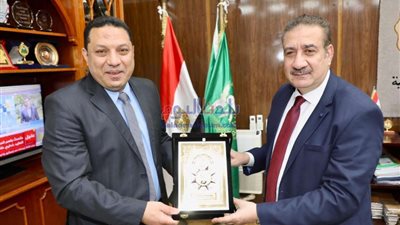محافظ المنوفية يكرم وكيل وزارة الصحة السابق تقديراً لمجهوداته وأدائه المتميز