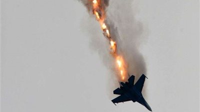 شاهد.. لحظة سقوط طائرة باكستانية 