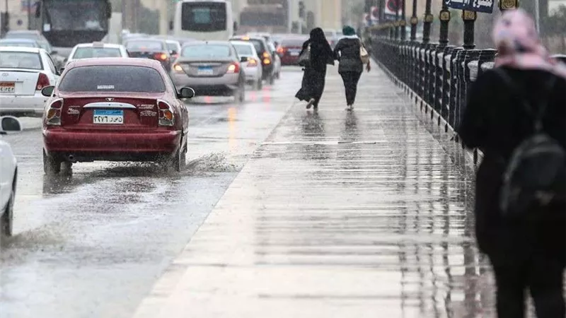 هطول الأمطار الرعدية وتراكم المياه في الشوارع بالشرقية