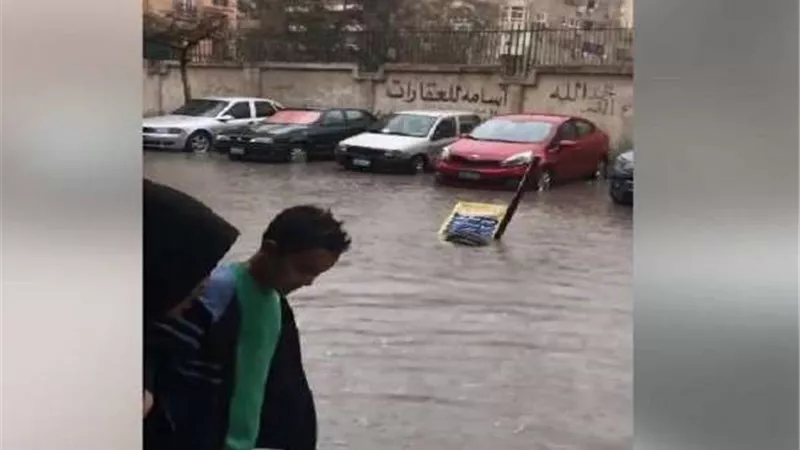 فيديو.. الأمطار توقف الحياة بمدينة نصر وغضب من المواطنين على رئيس الحي