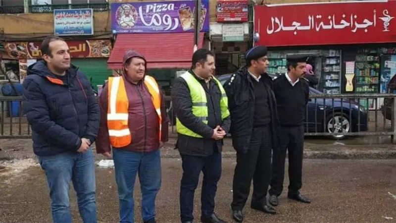 بالصور.. نائب محافظ القاهرة ورئيس حي الزاوية يتابعان أعمال شفط تجمعات مياه الأمطار