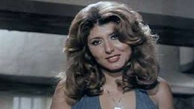 على طريقتها الخاصة.. سهير رمزي تتحدى حالة الطقس 