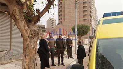 بالصور.. نقل مُسن يفترش الشارع لإحدى دور الرعاية في سوهاج