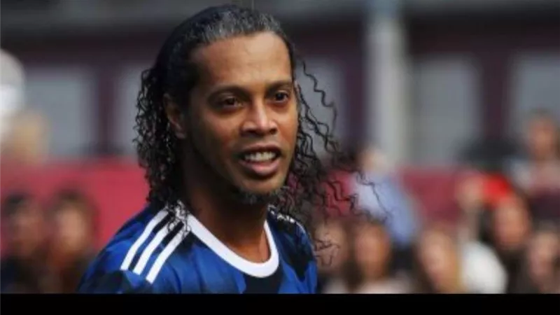 اللاعب البرازيلى رونالدينيو يصل مطار القاهرة الدولى ويبدأ غدا جولة سياحية