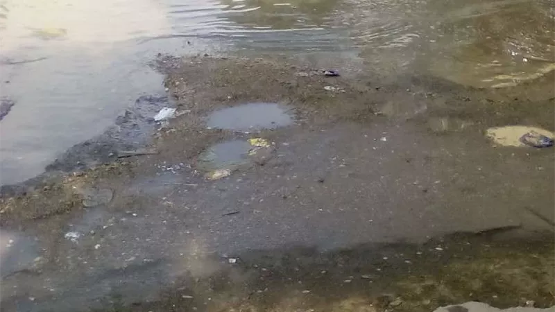 بسبب سوء الأحوال الجوية.. انهيار جزئي بطريق الجولف