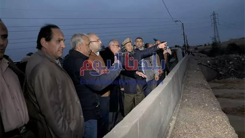 محافظ بني سويف يتابع احتواء اندفاع مياه السيل في مخر سنور