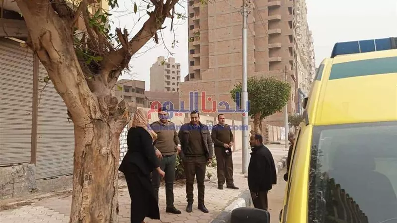 بالصور.. نقل مُسن يفترش الشارع لإحدى دور الرعاية في سوهاج