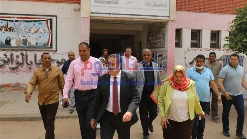 عقب جولته الميدانية بأشمون .. محافظ المنوفية يلتقي أهالي قرية جريس وشما  بمكتبه لبحث مطالبهم