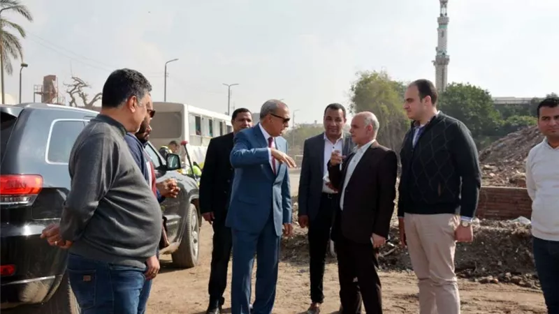محافظ القليوبية يتفقد موقع طريق شركات البترول