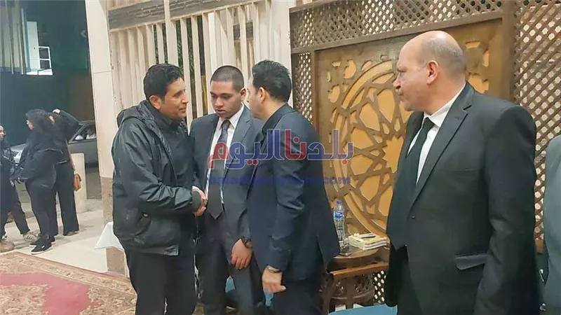 بالصور.. توافد نجوم الفن على عزاء سامح العجمي