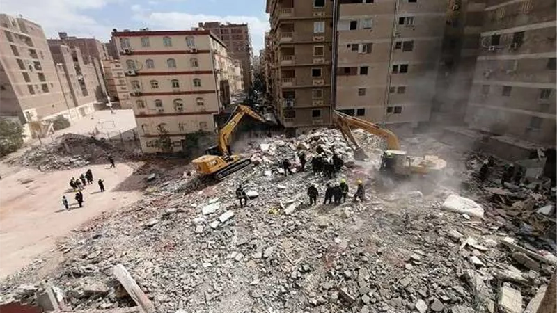 انهيار مطعم ومحاصرة أشخاص تحت الأنقاض ببغداد