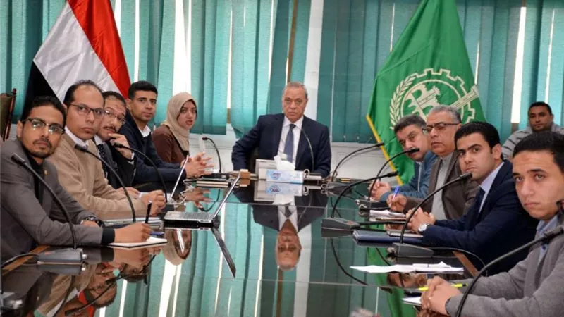 محافظ القليوبية يبحث إنشاء محطات وسيطة للقمامة بالمدن