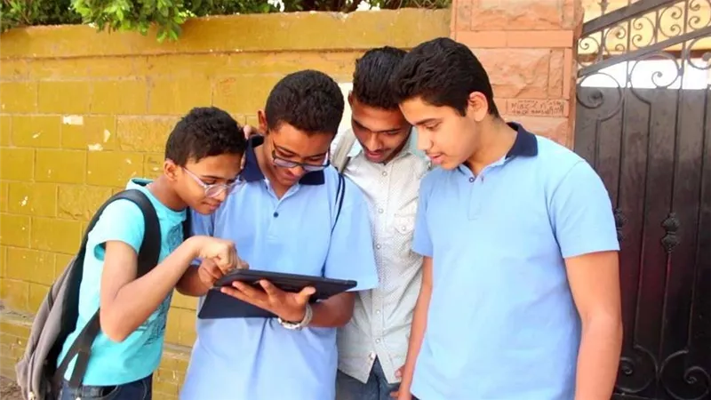طلاب الأول الثانوي العام يؤدون امتحان التاريخ والفيزياء