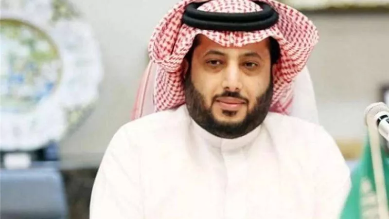 تركي آل الشيخ يطمئن على صحة الخطيب
