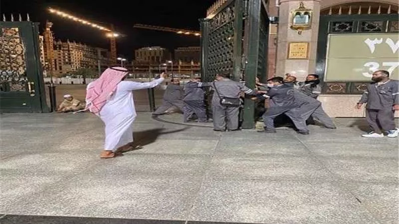 بالفيديو.. خطيب المسجد النبوي يبكي خلال صلاة الجمعة