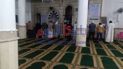 مسجد ببني سويف يخالف قرار الغلق ويقيم 
