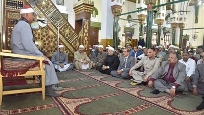 حكم الشرع في صلاة البعض بالمساجد رغم التحذيرات