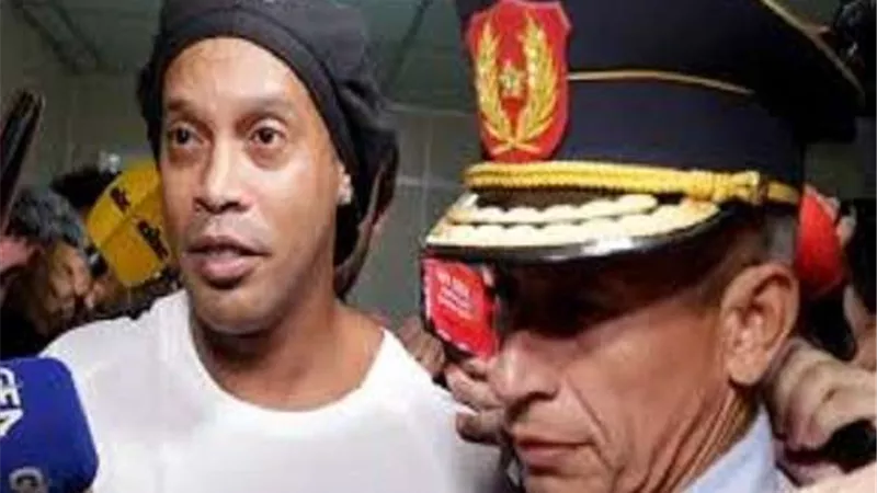 رونالدينيو يمارس حرفه جديدة داخل السجن
