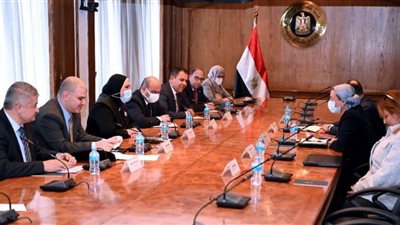 التجارة: إنشاء 10 مجمعات صناعية بالصعيد.. وتسعير مصانع مدابغ مجرى العيون