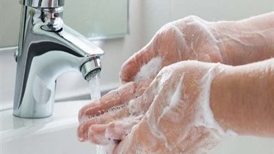 فيديو| أستاذ أمراض القلب: تحليل كورونا يحتمل الخطأ.. وهذه فائدة غسيل الوجه!