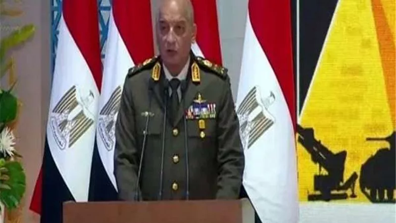 وزير الدفاع يتفقد إحدى ورش الأسلحة الرئيسية ويفتتح مركزاً للتطوير