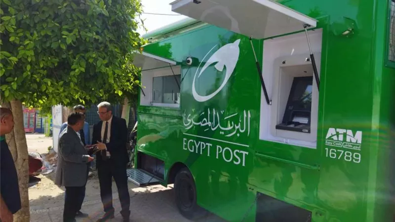 سيارة بريد متنقلة بجوار المركز التكنولوجي لمجلس مدينة مرسى مطروح