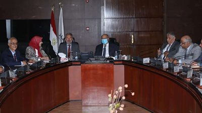 وزير النقل يستقبل السفير الإيطالي بالقاهرة لبحث التعاون في قطاع السكك الحديدية وخط النقل البحري