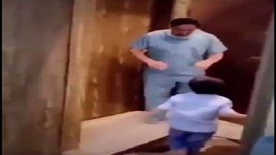 فيديو| لحظة انهيار طبيب رفض احتضان طفله خوفاً عليه من كورونا