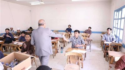 رئيس جامعة الأزهر يتفقد امتحانات كلية الدراسات الإسلامية بالقاهرة ويوزع المياه المثلجة على الطلاب ..(صور)