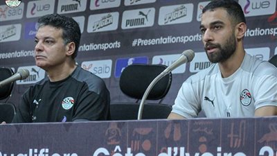 إيهاب جلال يتفقد ملعب بينجو الذي سيقام عليه اللقاء