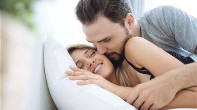 كارثة للمتزوجين.. فيروس كورونا ينتقل بالعلاقة الحميمية