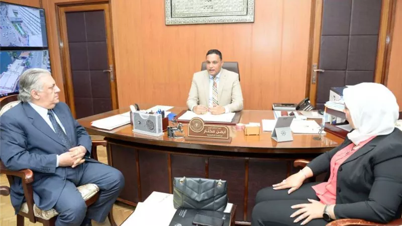 محافظ الدقهلية يلتقي مسئول التطعيم بوزارة الصحة للإعداد لتنفيذ