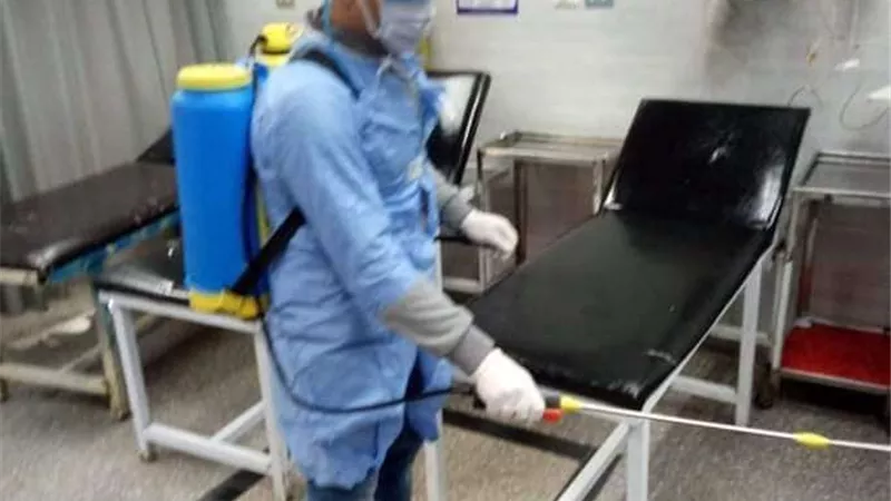 تعقيم وتطهير مستشفى بنها الجامعي لمواجهة كورونا