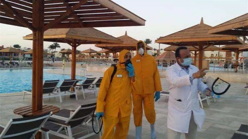 بالصور.. بدء تطهير وتعقيم الفنادق والنوادي الصحية في شرم الشيخ والجونة