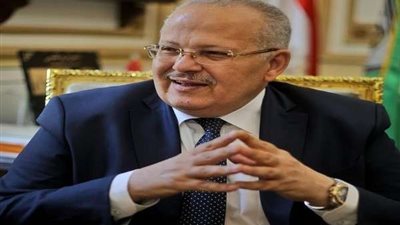 ‎الخشت يكرم 18 قيادة إدارية سابقة بجامعة القاهرة