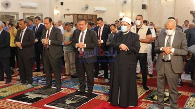 محافظ المنوفية ووزير الأوقاف يؤديان شعائر صلاة الجمعة بمسجد 