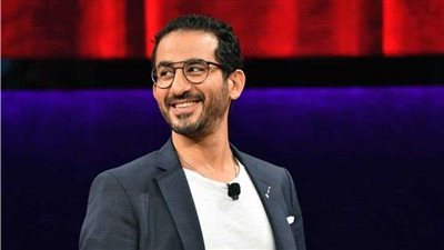شاهد.. أحمد حلمي يأكل 