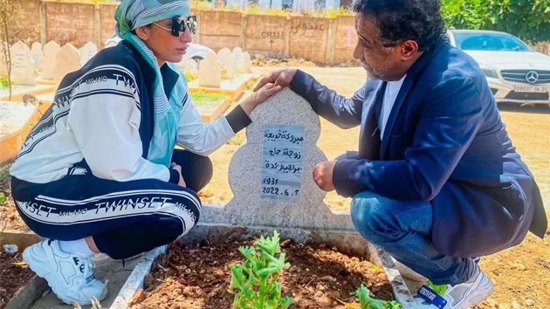 الشاب خالد بسبب عزاء والدته.. يوجه رسالة لمتابعيه 