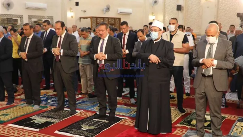 محافظ المنوفية ووزير الأوقاف يؤديان شعائر صلاة الجمعة بمسجد 