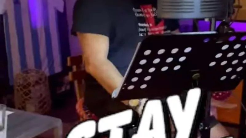 أكرم حسني يستعد لأغنيته الجديدة من داخل الاستوديو