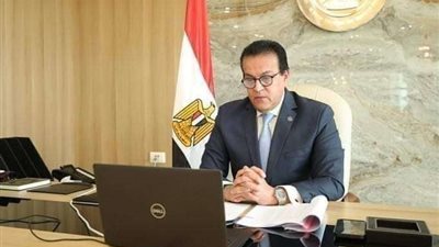 وزير التعليم العالي يكرم طالبات كلية الهندسة بالجامعة الأمريكية مخترعي الخرسانة المضيئة