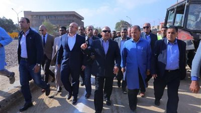 الوزير يتفقد محطة الشهداء ومركز التحكم للمترو لمتابعة حركة تشغيل القطارات