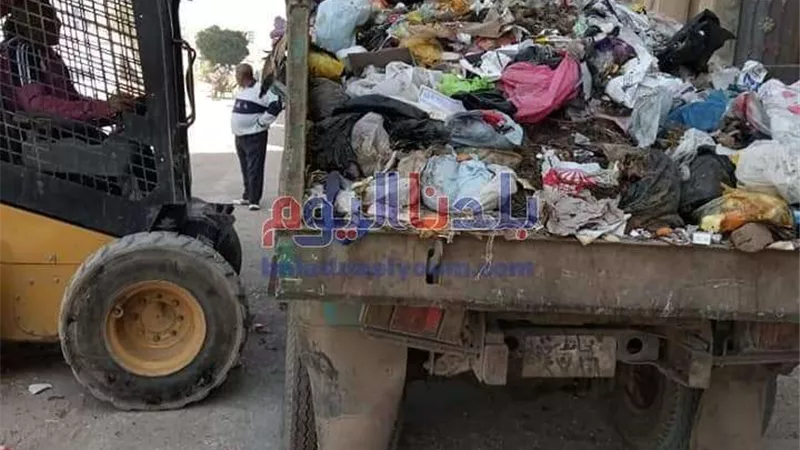 بالصور.. رفع 125 طن قمامة ومخلفات صلبة في مدينة جرجا بسوهاج