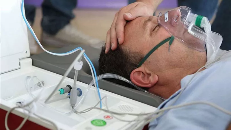 أستاذ أمراض صدرية يوضح أهمية وآلية عمل جهاز التنفس الصناعي لمواجهة كورونا