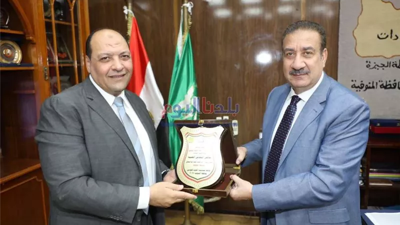 برلماني يهدي درع تذكاري لمحافظ المنوفية.. لهذا السبب